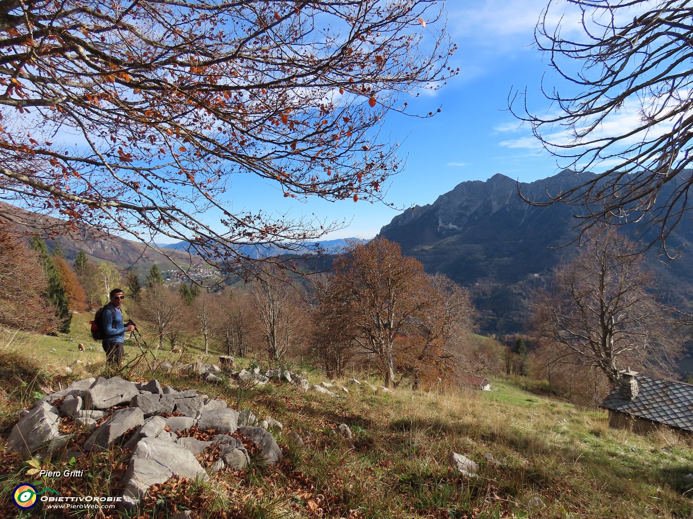 39 Superiamo una prima baita.JPG